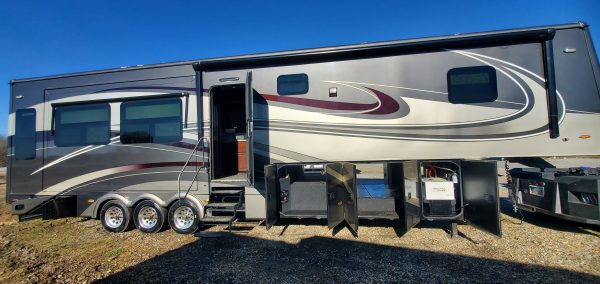 LUXURY 4-Seasons Continental Coach 41 Foot 5th Wheel by Forks RV - Image 3