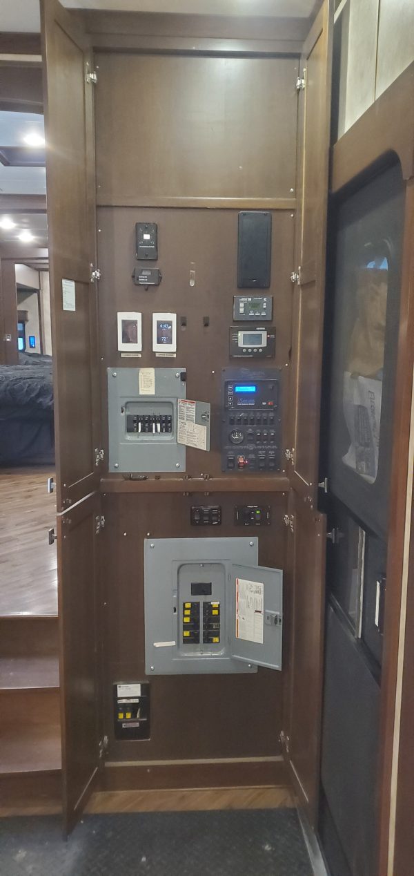 LUXURY 4-Seasons Continental Coach 41 Foot 5th Wheel by Forks RV - Image 51