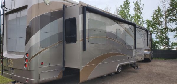 SOLD - 44 foot DRV HOUSTON Model Mobile Suites - Image 9