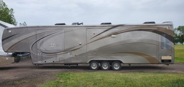 SOLD - 44 foot DRV HOUSTON Model Mobile Suites - Image 5