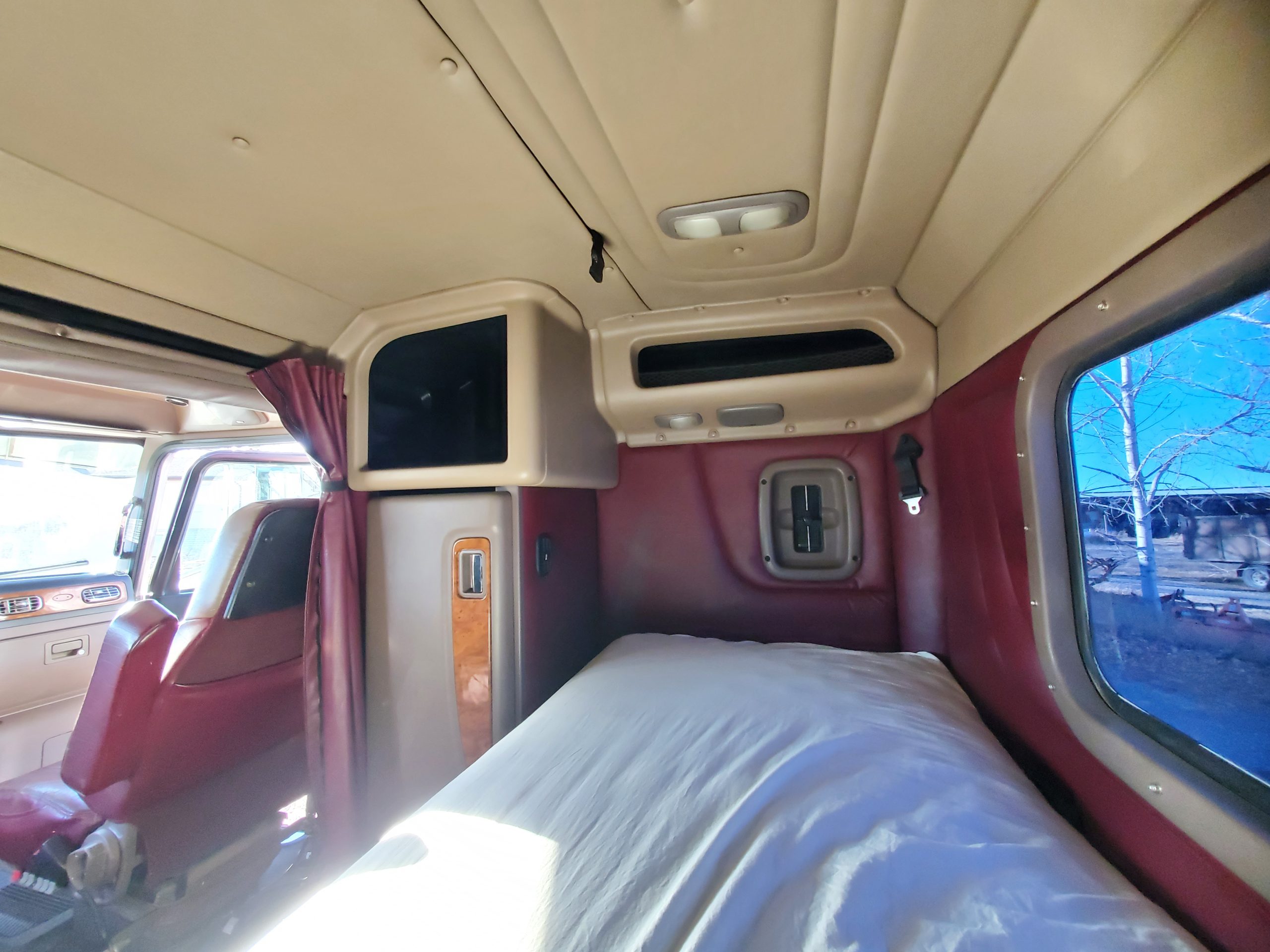 SOLD Peterbilt Model 388 Named RYKER with only 230,000 miles! - Image 9